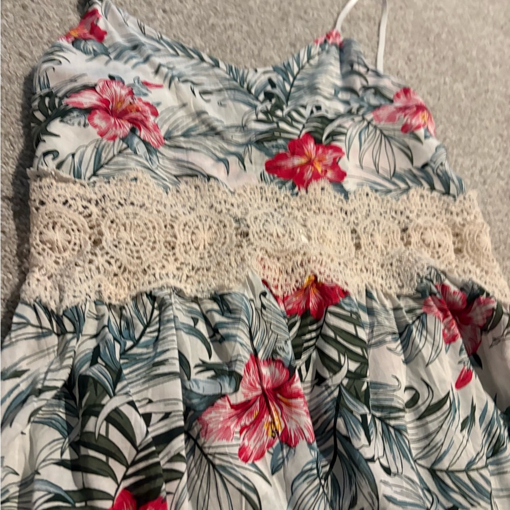 Floral Print romper with Lace Detail - Picture 3 of 6